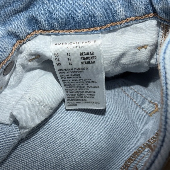 American Eagle Mom Jeans 14 Light Wash High Rise Relaxed Tapered Strigid Denim - Picture 3 of 12